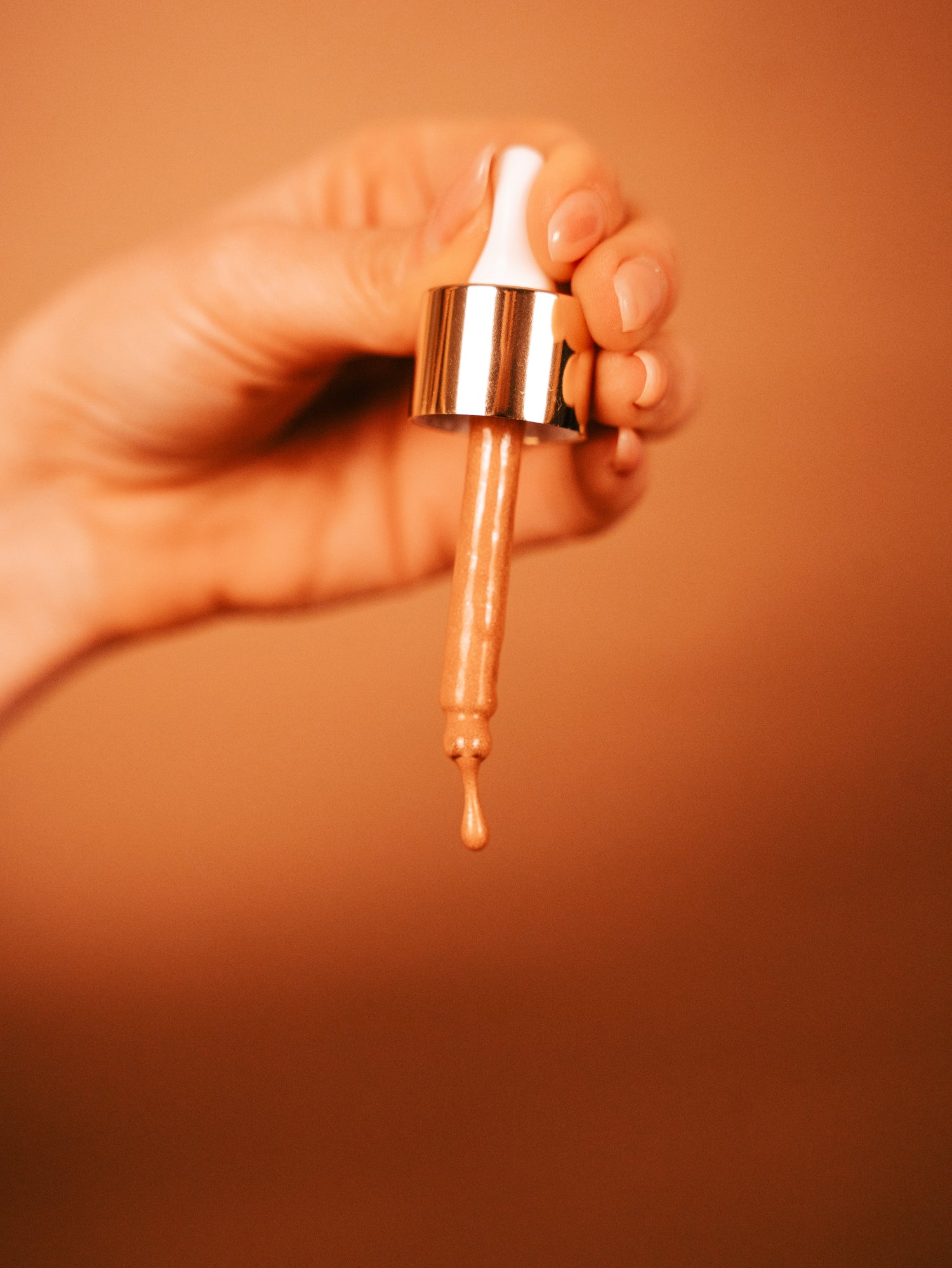 Golden Drops | Bronzeado Radiante e Pele Iluminada | LIS Skincare